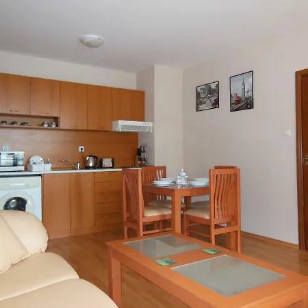 Efir Holiday Village شقة *